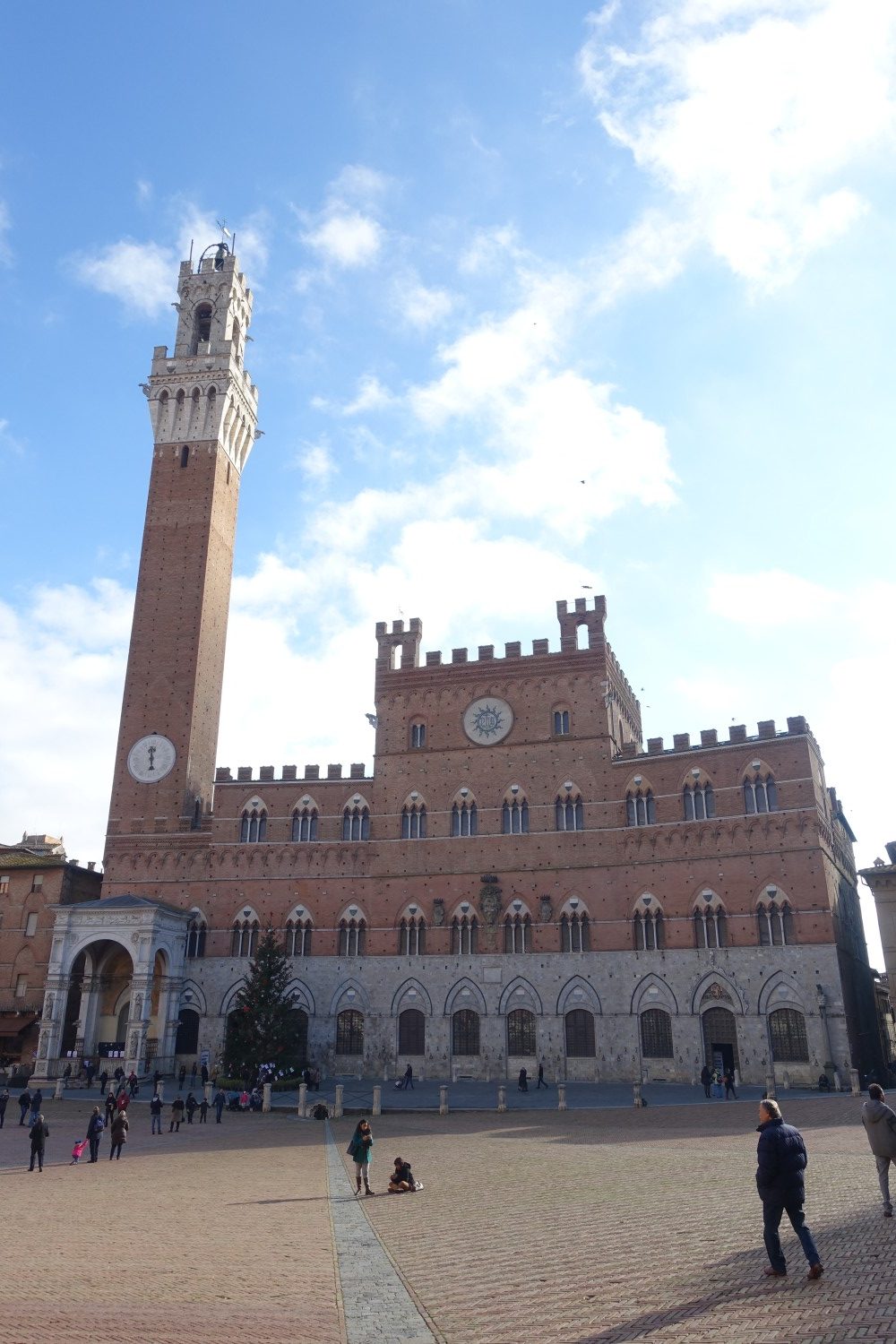 Piazza del Campo. Meydan tuğla döşeli dokuz dilimden oluşuyor. dilimler zamanında Siena'yı yöneten Dokular Konseyini temsil ediyor (hangi dilim kime ait bilmiyorum)